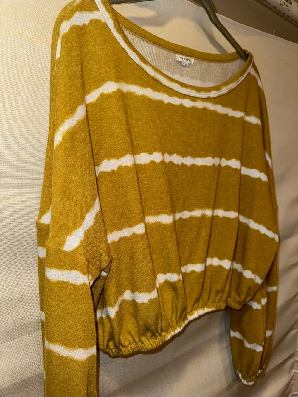 en crème Collection Mustard Striped Cropped Long-Sleeve Top